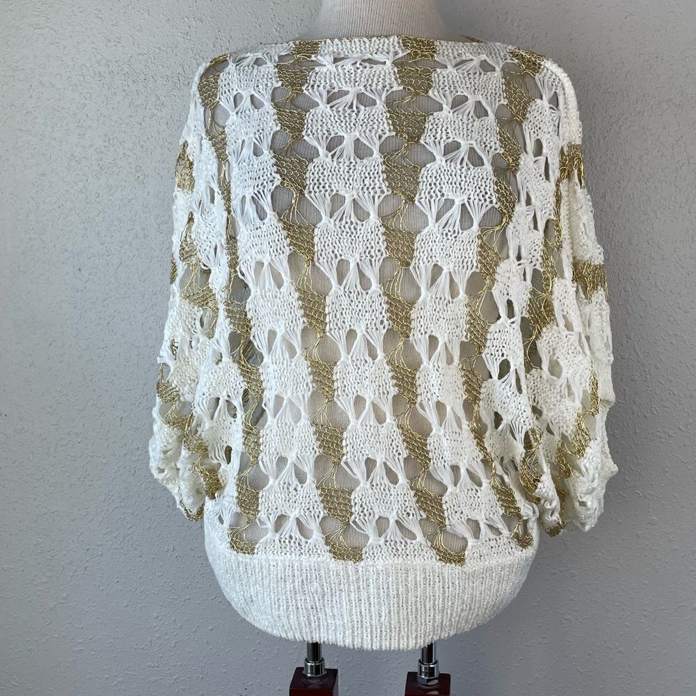 EUC Mechant Womens Woven White and Gold 3/4 Sleeve Sweater Size S